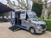 Location camion pour chevaux orange
